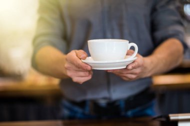 Taze kahve hizmet veren erkek barista yakın çekim.