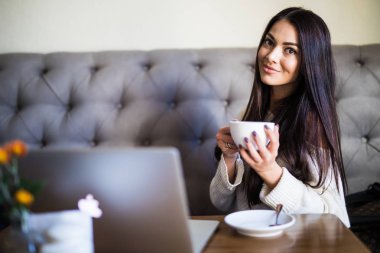 Cafe bar kahve içme genç güzel kadın.