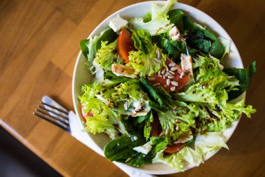 Plaka üzerinde sağlıklı sebze taze salata. Üstten görünüm.
