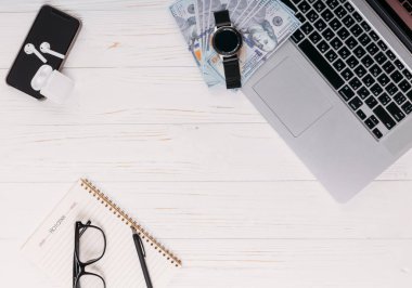 Seyahat nesneleri flatlay beyaz kopya alanı ile ahşap üzerine