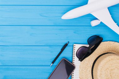 Yaz tatil arka plan, ahşap masa arka plan, üstten görünüm üzerinde kamera ile seyahat kavramı