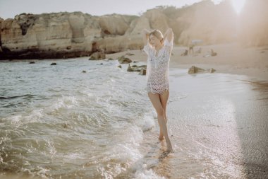 Beach tatil. Güzel kadın mükemmel güneşli gün sahilde yürüyüş zevk bikini. Mutluluk ve mutluluk.