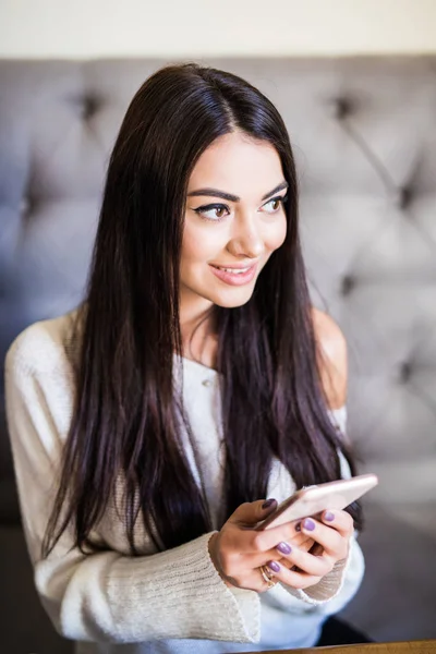Young Woman Sitting Table Coffee Shop Uses Smartphone — Stock Photo, Image