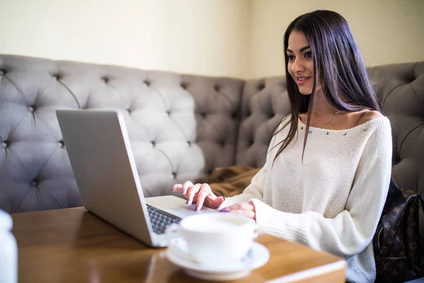 Mooie Vrouw Die Laptop Werkt Glimlachend Zittend Café Winkel — Stockfoto