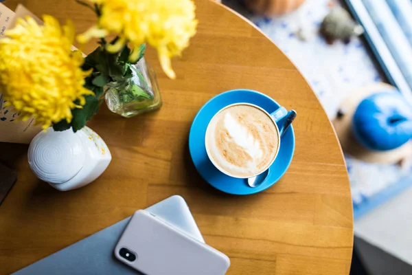 Coffee Shop Stół Smartfon Komputer Przenośny Filiżankę Kawy — Zdjęcie stockowe