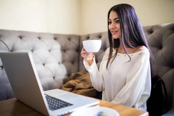 Beautiful Woman Working Laptop Smiling While Sitting Cafe Shop — Stock Photo, Image