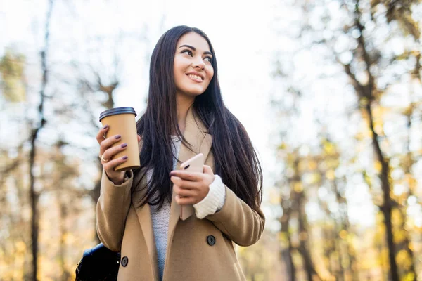 Mujer Bonita Con Taza Café Parque Otoño — Foto de Stock