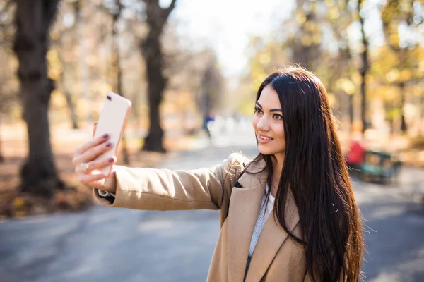 Gyönyörű Fiatal Vesz Egy Smartphone Selfie Park Őszi — Stock Fotó