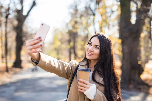 공원에서 Selfie을 만드는 — 스톡 사진