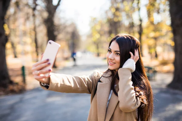 Młoda Kobieta Selfie Parku Jesień — Zdjęcie stockowe