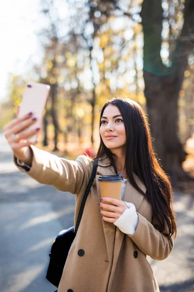 Fiatal Ami Selfie Őszi Parkban — Stock Fotó