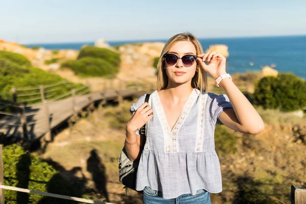 Młoda Kobieta Okularach Słonecznych Ubrania Letnie Spacery Nad Morzem Plaży — Zdjęcie stockowe