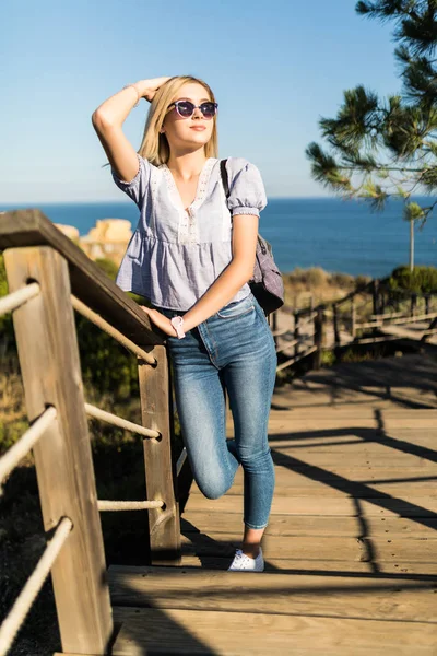 Молодая Женщина Солнечных Очках Сумкой Идущая Лестнице Пути Морскому Пляжу — стоковое фото