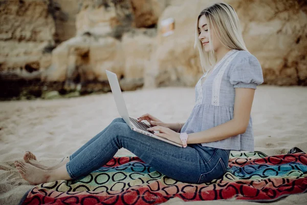 yaz plaj beyaz dizüstü bilgisayar ile sevimli kadın