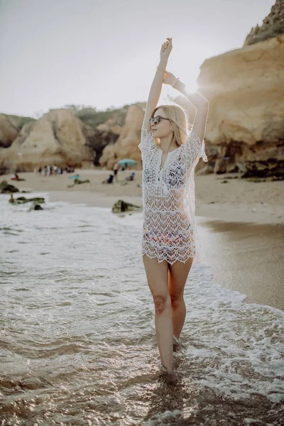 Пляжный Отдых Женщина Бикини Наслаждается Идеальным Солнечным Днем Гуляя Пляжу — стоковое фото
