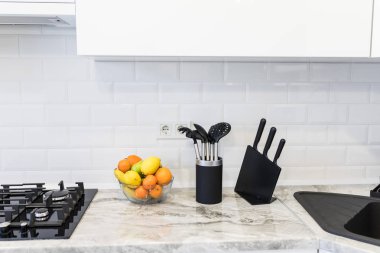 Parlak mutfak lavabo aksesuarları ve meyve ile modern iç dekorasyonu