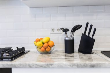 Parlak mutfak lavabo aksesuarları ve meyve ile modern iç dekorasyonu