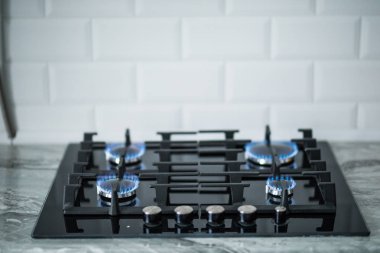 Ocağın gaz halkaları yanma ile. Mavi alevler ile Ocak.