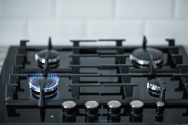 Gaz sobası ile mavi alev. Soba ile aydınlatılmış bir meme. Gaz cooktap