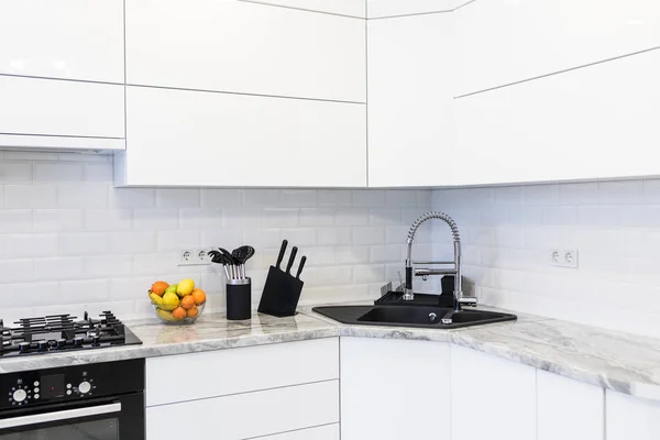 Современный интерьер светлой кухни с раковинами и фруктами — стоковое фото