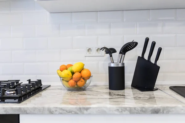 Современный интерьер светлой кухни с раковинами и фруктами — стоковое фото