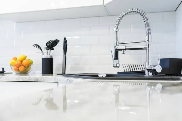 Évier de fantaisie dans une cuisine moderne principalement blanche — Photo