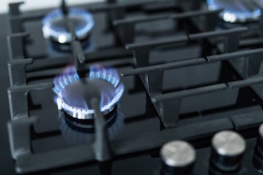 Ocağın gaz yüzük yanma ile. Mavi alevler ile Ocak.