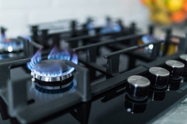 Ocağın gaz yüzük yanma ile. Mavi alevler ile Ocak.