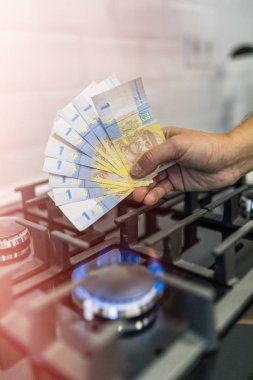 Ocağın gaz yüzük para 9 uah hryvnas yanma için evde holding eller ile yanma ile.