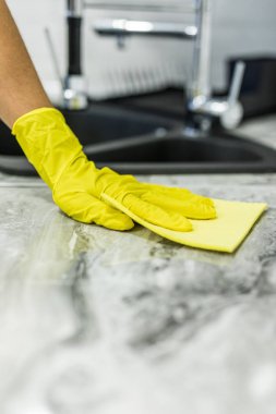 Erkek hademe sayaç deterjan püskürtülen ilaç şişe ve sünger ile Temizleme