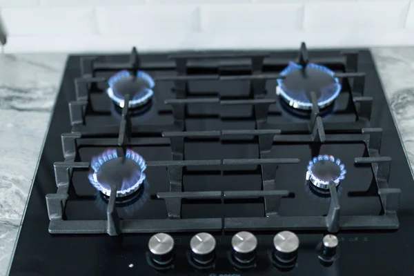 Table de cuisson avec anneau de gaz brûlant. Cuisinière à gaz avec flammes bleues . — Photo
