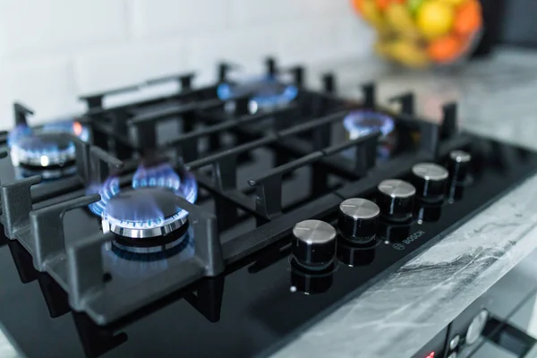 Cooktop with burning gas ring. Gas cooker with blue flames. — Stock Photo, Image