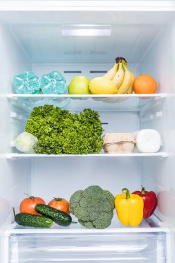 Açık buzdolabı taze meyve ve sebze, sağlıklı gıda arka plan dolu. Organik beslenme, sağlık, diyet kavramı