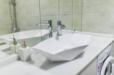 Bir duş alanı ve banyo küvet musluk ve lavabo yakınındaki bir duvar ayna sayaç ve dolap üzerinde de dahil olmak üzere modern banyo