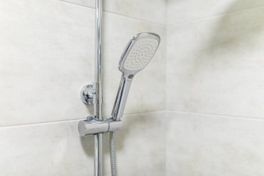 Modern duş başlığı evde banyoda iç. Modern tasarımlı banyo