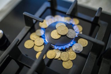 Gaz, kavramı kriz maliyeti. Alev paralar ile gaz sobası. Metan maliyeti. Gaz madeni paralar daha pahalı, ödeme