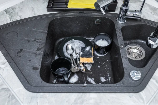 Dirty dishes in a kitchen sink. Kitchen — Stock Photo, Image