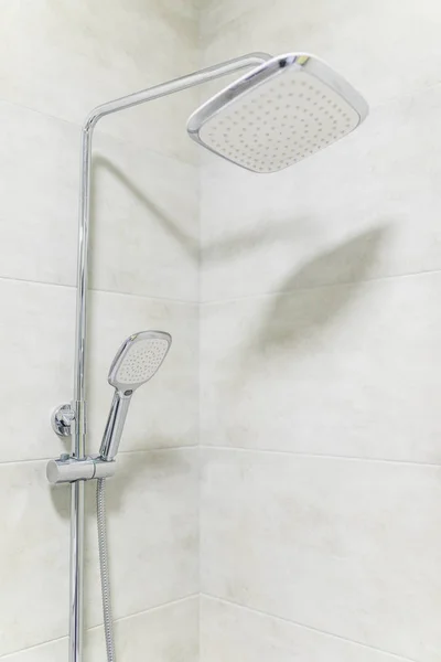 内部现代淋浴头在浴室在家里。浴室的现代设计 — 图库照片