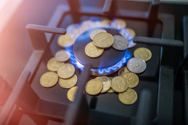 Náklady na plyn, pojem krize. Plynový sporák s mincemi v plameni. Náklady na metan. Plynové mince dražší, platby — Stock fotografie