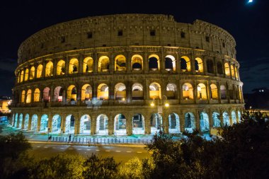 Rome, İtalya - Kasım, 2018: Colosseum, Roma dünya ünlü dönüm noktası. Gece görünümü