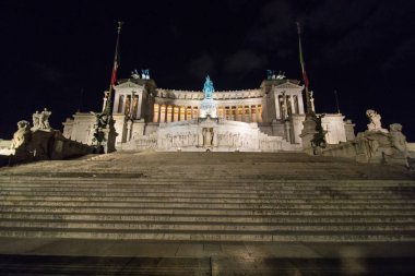 Vittorio Emanuele II Anıtı aka Altare della Patria gece Roma'da düşüyor.