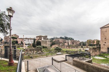 Rome, İtalya - Kasım, 2018: Roma Forumu, Satürn Arch Septimius Severus'un karşı turist. Roma tarihi merkezi Unesco Dünya Mirası Sit alanı olan