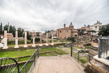 Rome, İtalya - Kasım, 2018: Roma Forumu, Satürn Arch Septimius Severus'un karşı turist. Roma tarihi merkezi Unesco Dünya Mirası Sit alanı olan