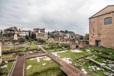 Rome, İtalya - Kasım, 2018: Roma Forumu, Satürn Arch Septimius Severus'un karşı turist. Roma tarihi merkezi Unesco Dünya Mirası Sit alanı olan