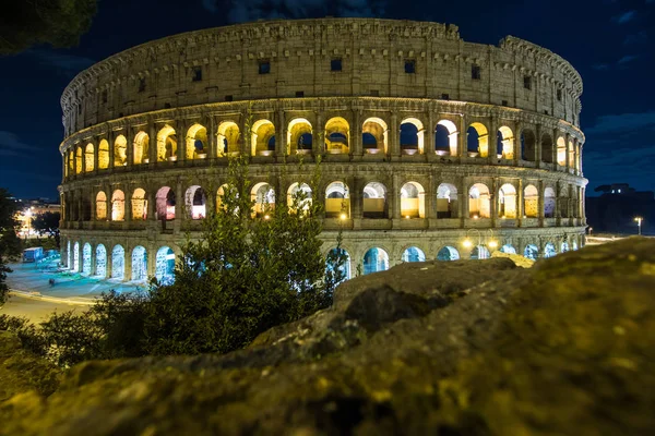 El Coliseo, el hito mundialmente famoso en Roma. Vista nocturna — Foto de Stock