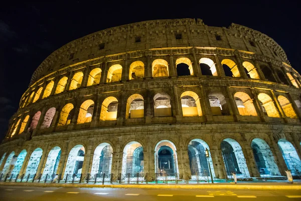 O Coliseu, o mundialmente famoso marco em Roma. Vista noturna — Fotografia de Stock