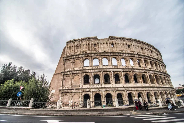 Colosseum in Rome, Italië is een van de belangrijkste travel attracties. Schilderachtig uitzicht op het Colosseum. — Stockfoto