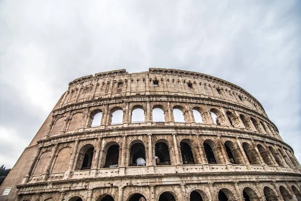 Colosseo a Roma, Italia è una delle principali attrazioni di viaggio. Vista panoramica del Colosseo . — Foto Stock