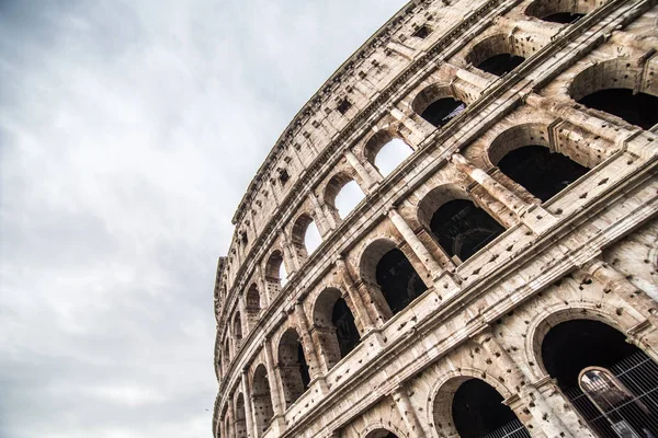 Coliseo en Roma, Italia es una de las principales atracciones turísticas. Vista panorámica del Coliseo . —  Fotos de Stock