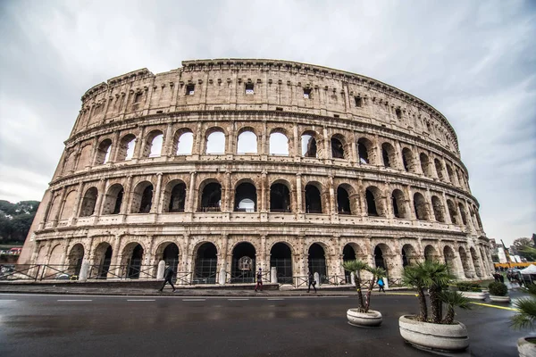 Coliseo en Roma, Italia es una de las principales atracciones turísticas. Vista panorámica del Coliseo . — Foto de Stock